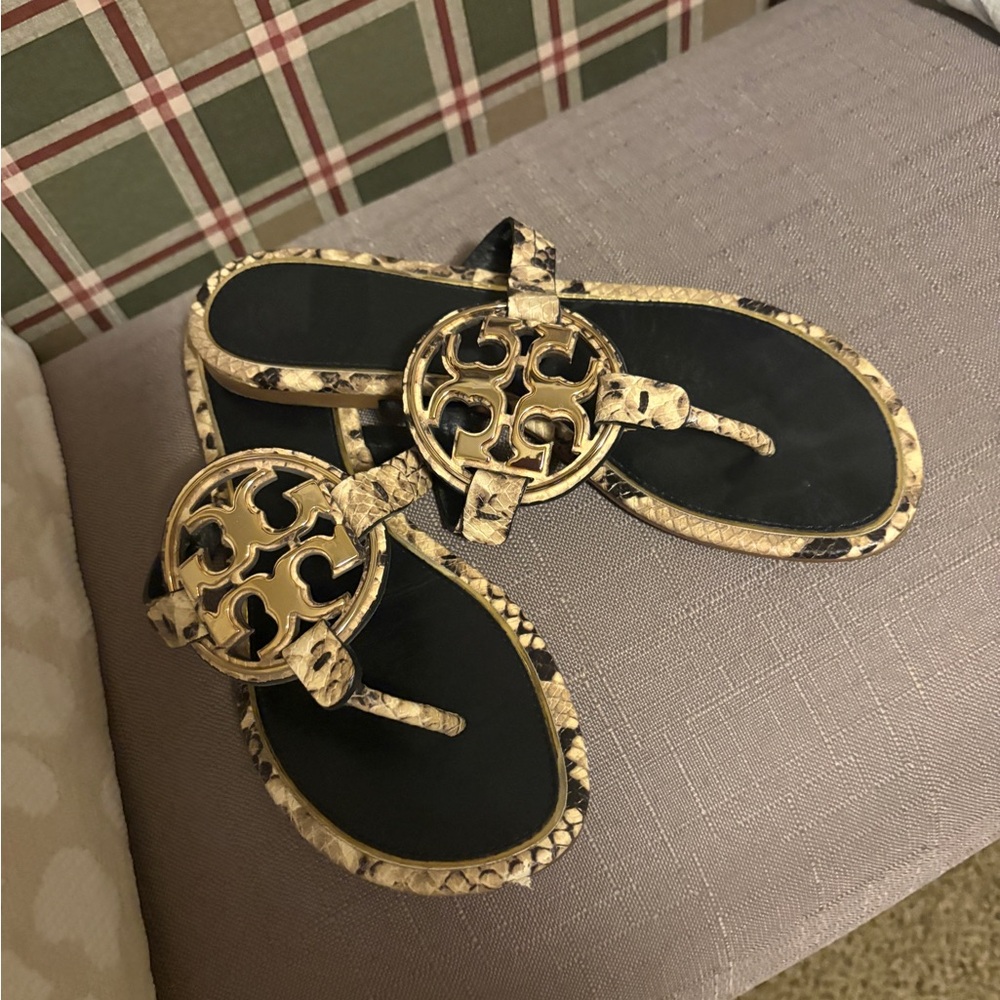 Tory birch, leather sandals with gold emblem size 7